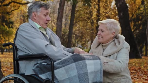 快乐的高加索家庭在户外共度时光成熟的女人灰发女士牵着手牵着有健康问题的老人向退休的丈夫提供可靠的照料支持温柔的爱 — 图库视频影像