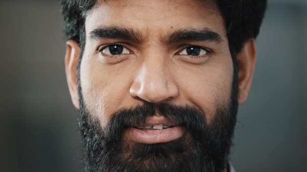 Närbild Porträtt Man Skäggigt Ansikte Vuxen Brunett Man Med Mörkbruna — Stockvideo
