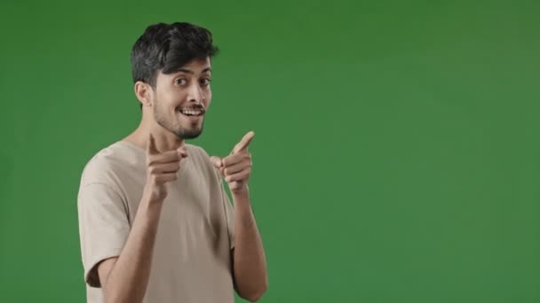 Positivo Sonriente Árabe Joven Hombre Pie Estudio Verde Que Muestra — Vídeos de Stock