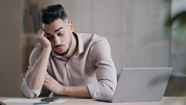 Luie Slaperige Arabische Zakenman Dut Het Werk Uitgeput Jonge Spaanse — Stockvideo