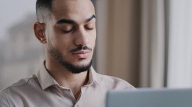 Yakın plan erkek portresi sakin Arap işadamı İspanyol serbest yazar web tasarımcısı ev bilgisayarında e-posta yazıyor kişisel bilgisayar wi-fi internet bağlantısı e-iş konsepti kullan