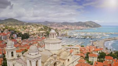 Maurizio görüntüleme limanının yukarıdan görünüşü İHA uçuşunun resmi gökyüzü manzaralı Liguria kıyısı İtalya tatil köyü kıyısı yat marinası kulübü güzel Avrupa şehir manzaralı tepe üzerinde