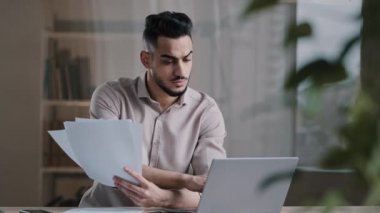 Sinirli iş adamı Arap, elektronik bilgisayar formundaki kâğıt metinlerin fotokopisini çekiyor. Sinirli İspanyol adam kontrol belgeleri. Mali raporlar. İstatistiksel planlar.