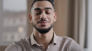 İspanyol yakışıklı iş adamı milenyum dalga el selamı kameraya bak Arap dostu adam kayıt yaşam tarzı blogu uzak mesafe eğitim kursu İnternet video uygulaması