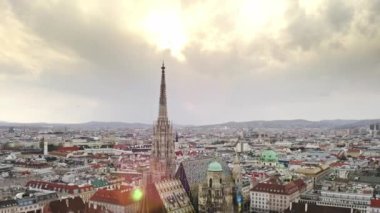 Avusturya başkenti Viyana Metropolis 'in ana katedral gotik kilise azizi Stephen kentsel mimari kırmızı çatılarıyla tarihi şehir merkezi panoramasının insansız hava aracı görüntülerini gözden geçir
