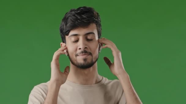 Студия Портрет Зеленый Фон Счастливый Беззаботный Араб Человек Латиноамериканец Красивый — стоковое видео