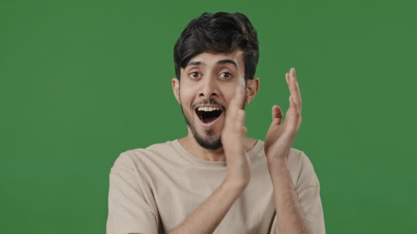 Schöner Erstaunter Mann Arabischer Typ Gewinner Klatscht Hände Auf Grünem — Stockvideo