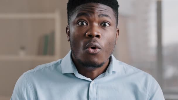 Agradablemente Sorprendido Africano Americano Hombre Lleva Camisa Azul Hace Grandes — Vídeos de Stock