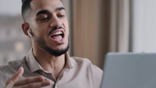 Zły Arabski Człowiek Irytujący Młody Facet Nosi Słuchawki Agresywne Rozmowy — Wideo stockowe