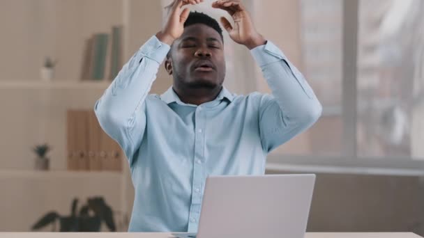欲求不満なショックを受けたアフリカのビジネスマンアメリカの大人の男性コンピュータ上の学生の仕事エラーミスは 悪いニュースの失敗とストレス動揺を感じる電子商取引の試験は インターネット接続を失ったオンラインベットを失う — ストック動画