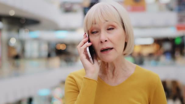 Starší Žena Mluví Mobilní Telefon Kavkazský Seriózní Žena Učitel Diskutuje — Stock video