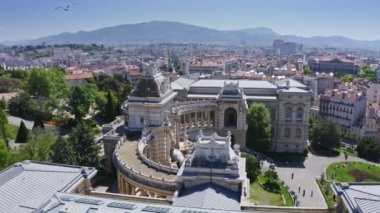 Longchamp Sarayı Parkı 'nın panoramik hava aracı görüntüsü. Marsilya' da ikonik bölge ikonik su çağlayan şelalesi ile klasik mimari tarihi yapının resimli görüntüsü.