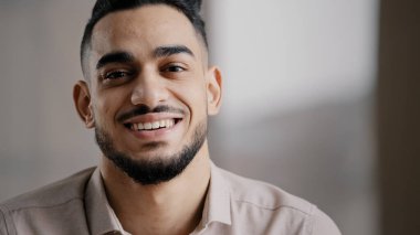 Hayallere dalmış yakışıklı genç bir Arap ajan. Kafanızı çevirin ve kameraya bakın. Mutlu erkek insan yüzü.