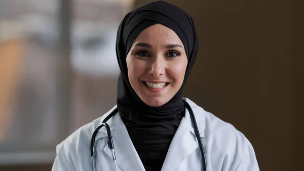 Felice Musulmana Donna Islamica Medico Araba Ragazza Donna Praticante Consigliere — Foto Stock