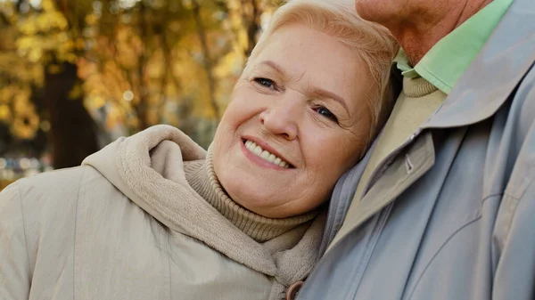 Glücklich Mittleren Alters Hübsch Kaukasischen Älteren Frau Oma Lächelnd Stehen — Stockfoto