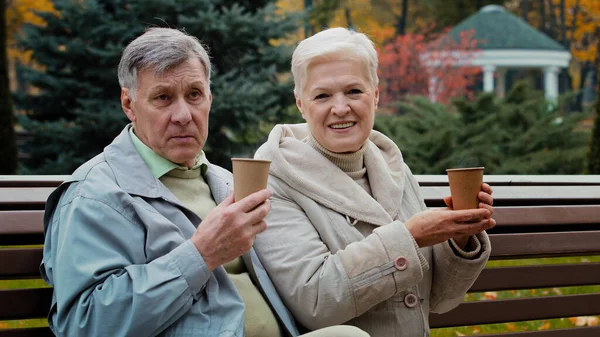 Unbekümmerte Ältere Großeltern Trinken Heißen Kaffee Tee Freien Senioren Ältere — Stockfoto
