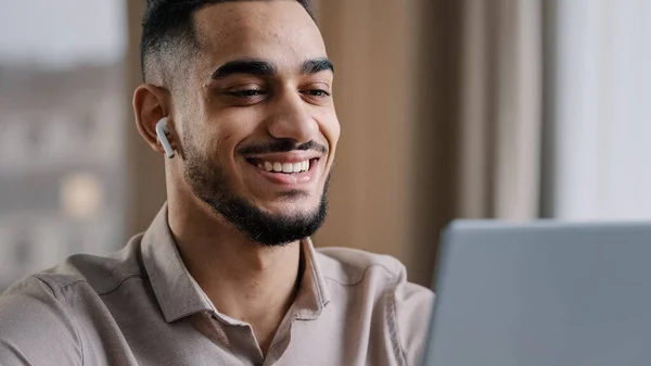 Radostný Mladý Arabský Muž Nosit Bezdrátové Sluchátka Pohled Notebook Relax — Stock fotografie