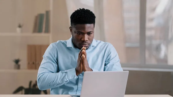 Gefrustreerde Geschokt Afrikaanse Zakenman Amerikaanse Volwassen Man Student Werk Computer — Stockfoto