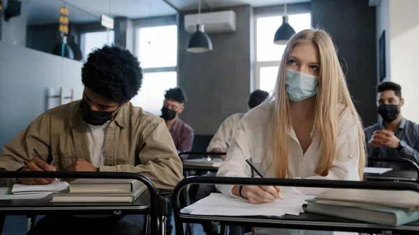 Diversos Estudantes Máscara Médica Sentam Sala Aula Aula Concentrada Ouvem — Fotografia de Stock