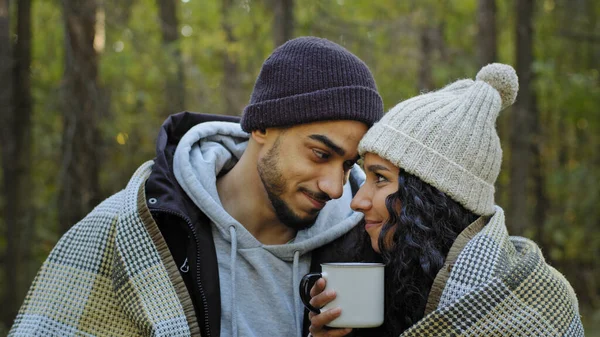 Junge Glückliche Ehepaare Auf Date Der Natur Kerl Und Mädchen — Stockfoto