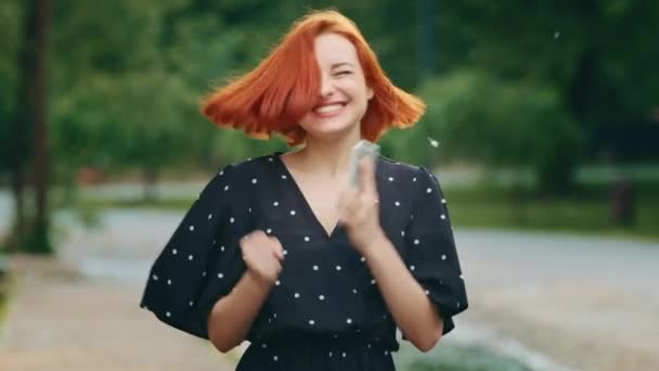 Mutlu Kızıl Saçlı Genç Kız Portresi Cep Telefonuna Bakan Başarılı — Stok video