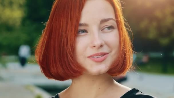 Nsan Yüzü Kızıl Saçlı Doğal Makyajlı Temiz Ciltli Gülümseyen Dişlek — Stok video