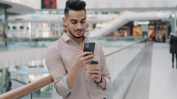 Арабский Мужчина Латиноамериканец Рубашке Кофе Индийский Бизнесмен Смотрит Экран Мобильного — стоковое видео