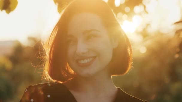Szabadtéri Női Portré Vörös Hajú Vonzó Gyönyörű Lány Elegáns Rövid — Stock videók