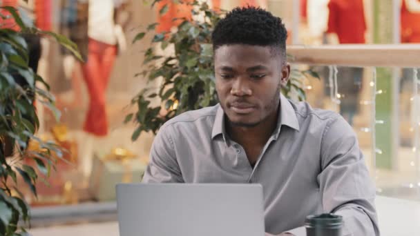 Κοντινό Πλάνο Νεαρός Ενθουσιασμένος Επιχειρηματίας Διαβάζει Καλά Νέα Mail Στο — Αρχείο Βίντεο