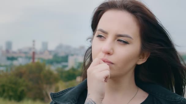 Close Portret Tineri Grijuliu Frumos Caucazian Fata Bruneta Femeie Medita — Videoclip de stoc