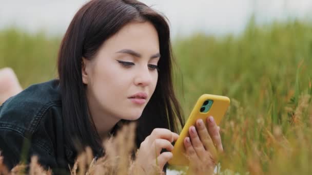 Caucasian Pretty Girl Serene Woman Lying Grass Enjoy Free Time — Vídeo de Stock