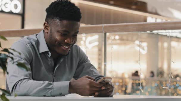 Happy Usměvavý Chlap Sedí Stolu Drží Telefon Dělá Pořádek Internetovém — Stock video