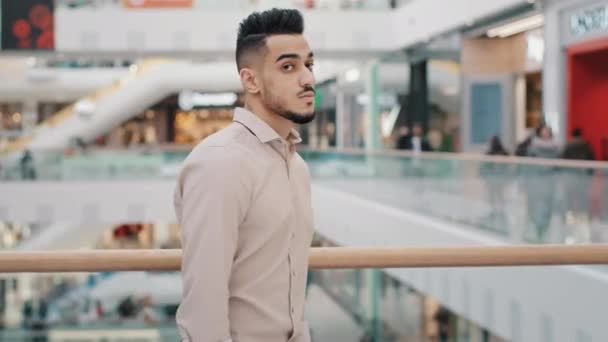 Arabian Indian Millennial Professional Businessman Standing Indoors Shopping Mall Company — Vídeos de Stock