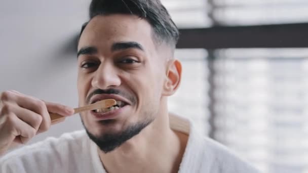 Aşırı Yakın Plan Erkek Sakallı Adam Sabah Dişlerini Fırçalıyor Arap — Stok video