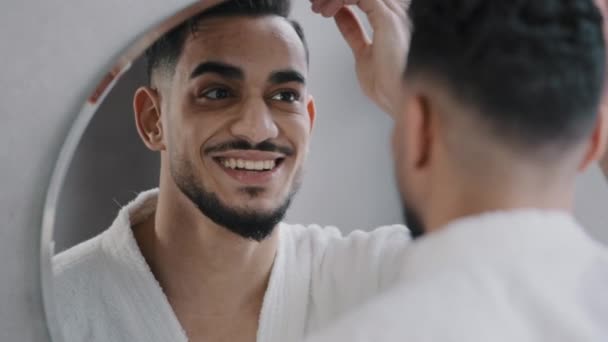 Дзеркальні Відбиття Голови Індійський Арабський Бородатий Мачо Бородатий Хлопець Дотик — стокове відео
