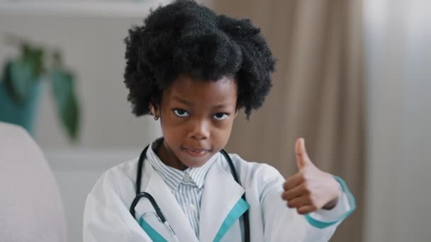 Κοντινό Πλάνο Χαριτωμένο Κοριτσάκι Ιατρική Ρόμπα Κοιτάζοντας Κάμερα Που Ποζάρει — Αρχείο Βίντεο