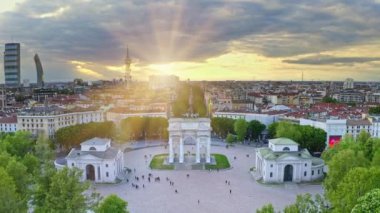İtalya 'nın güneyindeki Milano şehri Lombardia' nın insansız hava aracı Arco della 'dan havadan görünüşü merkezi tarihi kemer barok mimari kompleksi turistlerle birlikte turist meydanını geziyor.