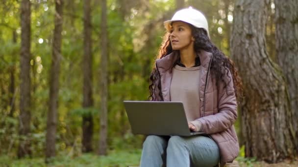 Attractive Woman Forestry Engineer Protective Helmet Enters Data Laptop Takes — Vídeo de stock
