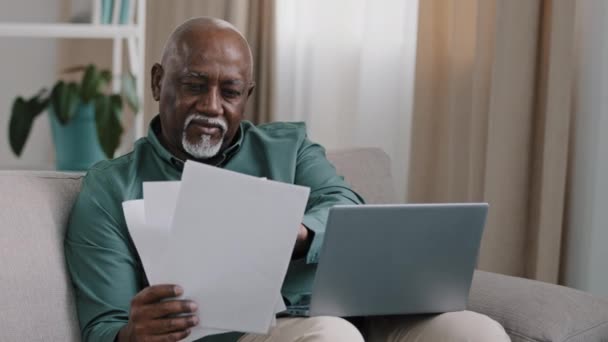 Uomo Affari Afro Americano Anziano Uomo Calvo Anni Seduto Alla — Video Stock