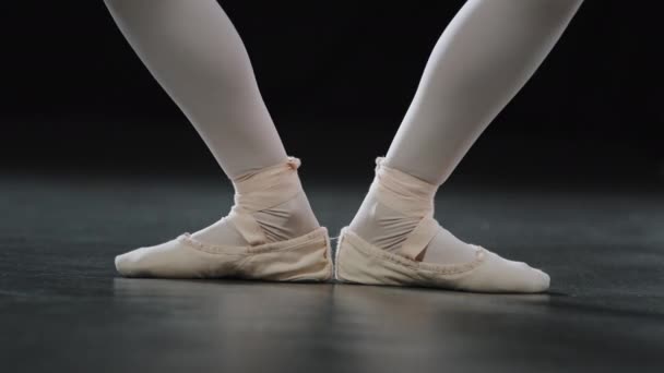 Onherkenbaar Meisje Danseres Ballerina Vrouwelijke Benen Opstaan Tillen Punt Doen — Stockvideo