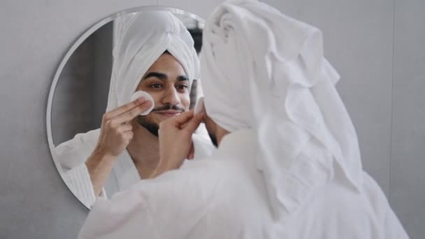 Арабський Індіанський Бородатий Чоловік Рушником Голові Виглядає Дзеркалі Ванній Кімнаті — стокове відео