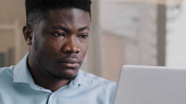 Close Afrykański Młody Mężczyzna Biznesmen Freelancer Web Designer Praca Online — Wideo stockowe