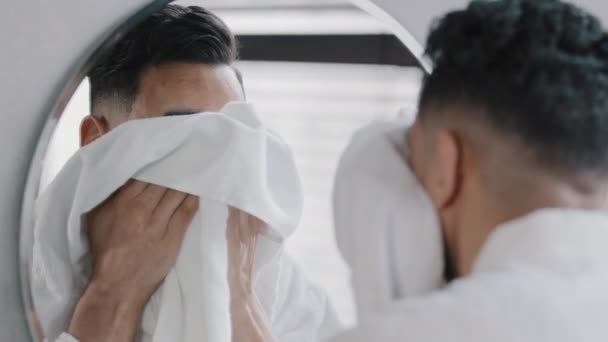 Aynadan Yansıyan Yaşlardaki Hintli Arap Adam Banyoda Sakallı Islak Mendiller — Stok video