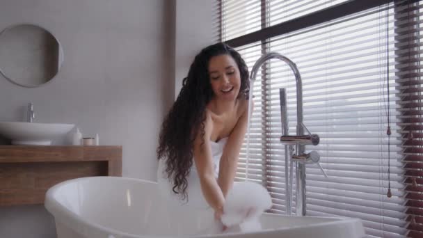 Feliz Mulher Hispânica Despreocupada Atraente Sentado Banheiro Toalha Banho Menina — Vídeo de Stock