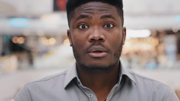 Muž Portrét Close Mladý Překvapen Ohromen Africký Američan Pocit Šok — Stock video