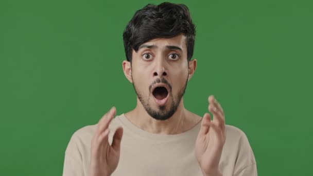 Close Retrato Árabe Masculino Rosto Assustado Índio Cara Expressando Choque — Vídeo de Stock