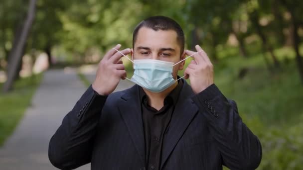 Trött Kaukasisk Affärsman Tar Medicinsk Ansiktsmask Skydd Respirator Utmattad Man — Stockvideo