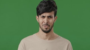 Memnun olmayan genç adam 20 'li yaşlarda rahat bir gömlek giyiyor. Şaşkınlıktan şaşkın şaşkın bakıyor. Hangi diziyi beğenmediğini soruyor.