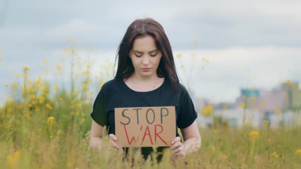 Triste Caucasien Brunette Femme Patriote Lever Pancarte Avec Inscription Arrêter — Video