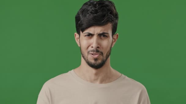 Niezadowolony Zszokowany Młody Mężczyzna Dwudziestce Facet Nosi Luźną Koszulę Bemused — Wideo stockowe